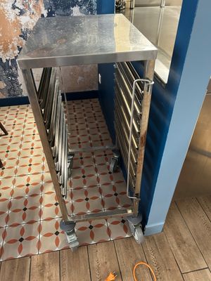 une photo d'une table en acier inoxydable dans une cuisine