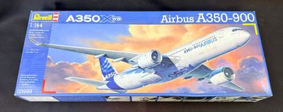 une boîte sur laquelle figure une maquette d'avion