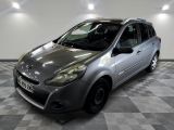 la photo d'une voiture argentée garée dans un garage