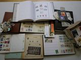 de nombreux types de timbres différents sur les pages d'un livre