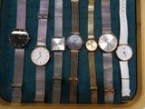 de nombreuses montres rangées dans un coffret