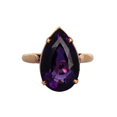un gros plan d'une bague sertie d'une pierre d'améthorate