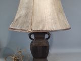 une lampe posée sur une table et munie d'un abat-jour