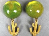 paire de boucles d'oreilles en forme de cactus, vertes et dorées