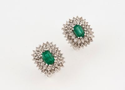 une paire de boucles d'oreilles en émeraude et diamant