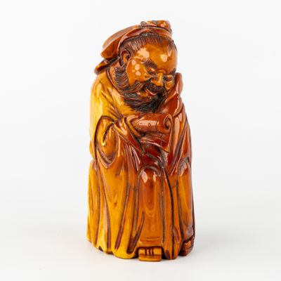 une image représentant une figurine sculptée d'un homme barbu