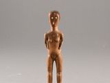 figurine représentant un homme debout sur un socle transparent
