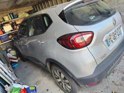 une voiture garée dans un garage, avec des skis posés par terre