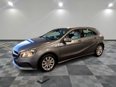 la mercedes b - class est garée dans un garage avec un sol en damier