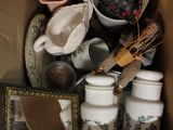 une boîte remplie d'objets assortis qui s'y trouvent