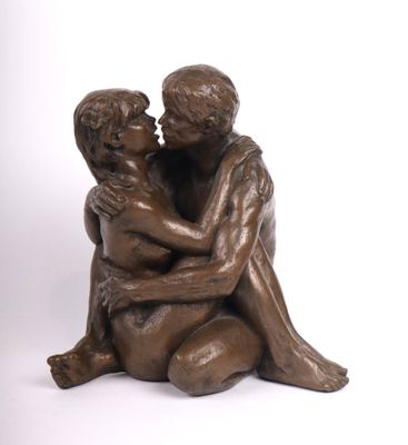 statue en bronze représentant un garçon et une fille enlacés sur fond blanc
