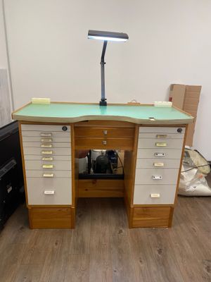 un bureau sur lequel est posée une lampe, dans une pièce