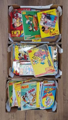 plein de bandes dessinées dans une boîte posée par terre