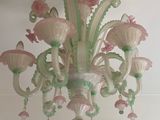 un lustre rose et vert suspendu au plafond