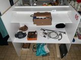 une étagère blanche sur laquelle sont posés tout un tas d'objets