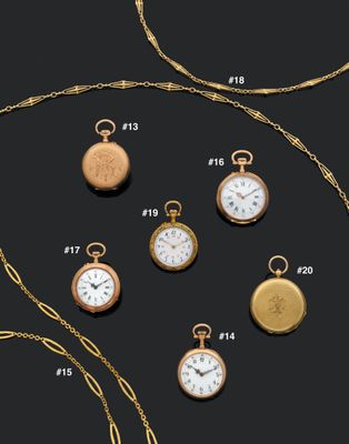 un assortiment de montres de poche en or et en argent sur fond noir