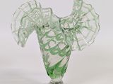 un vase en verre contenant un bouquet de fleurs