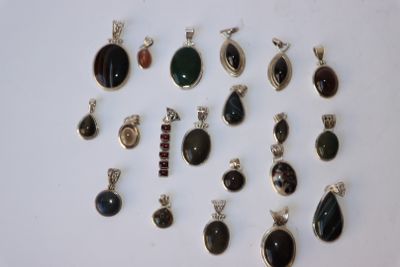 un gros plan sur un assortiment de pendentifs de formes variées posés sur une table