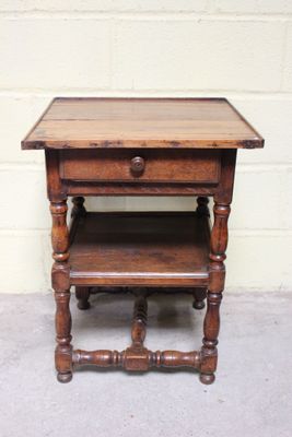 une petite table en bois avec un tiroir