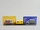 deux camions jouets assis l'un à côté de l'autre