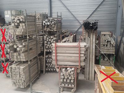 de nombreuses piles de bois empilées dans un entrepôt