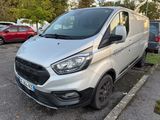 La camionnette argentée est garée sur le bord de la route.