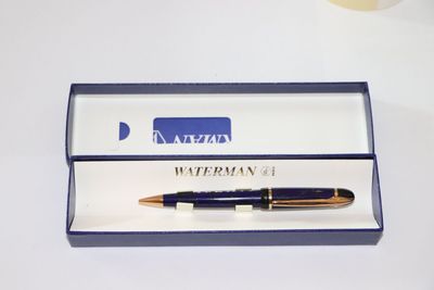 un stylo qui se trouve dans une boîte sur une table