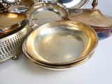 beaucoup de plats en argent sur une table blanche
