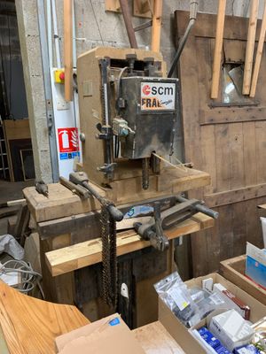 une machine posée sur un établi dans un atelier