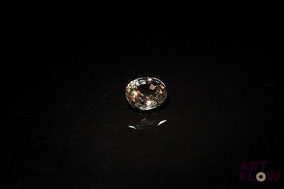 gros plan d'un diamant sur une surface noire