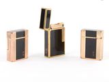 Trois types différents de briquets sont présentés sur une surface blanche