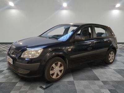 la photo d'une voiture noire garée dans un garage