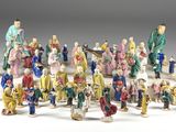 un ensemble de figurines représentant des personnes debout en cercle