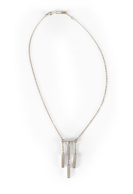 un collier en argent composé de trois barrettes montées sur une chaîne