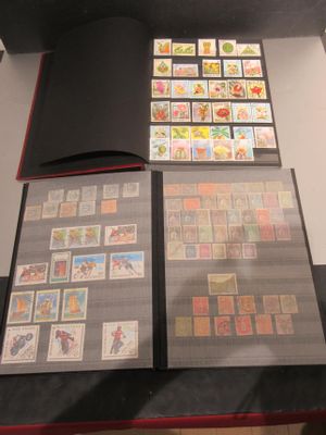 TIMBRES MONDE Oblitéres - LOT DE 2 CLASSEURS FOND NOIR…