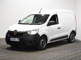 La camionnette blanche est garée dans une pièce dont le sol est recouvert d'un carrelage à damier.