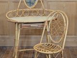 une chaise et une table, avec un miroir accroché au mur