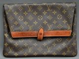 une pochette Louis Vuitton avec une bandoulière en cuir marron