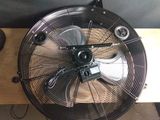 un ventilateur posé sur une table