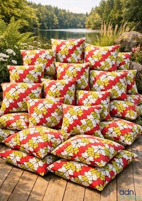 Lot de 24 coussins, 45 cm par 45 cm.