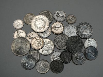 une pile de pièces d'argent sur une table