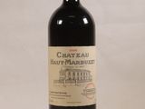 une bouteille de vin posée sur une table