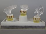 trois figurines d'oiseaux en verre posées sur un plateau