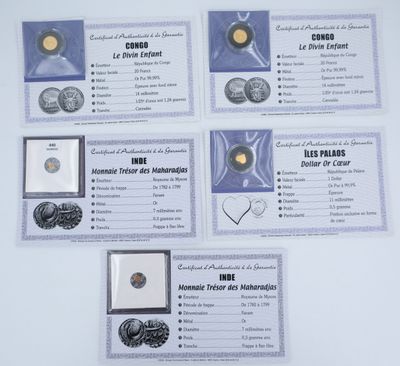 Quatre types différents de pièces d'argent sont exposés sur une surface blanche
