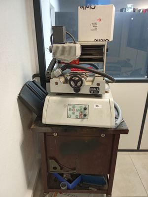 une machine posée sur une table