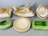 de nombreuses pièces de poterie disposées sur une table