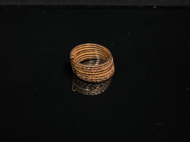 Bague constituées de 7 anneaux liés. En règle. Poids brut : 5,46g...