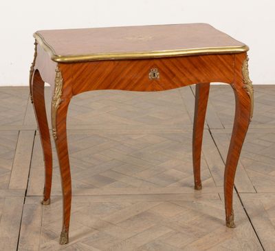Petit bureau en bois de placage en frisage, ouvrant à un tir…