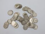 une pile de pièces d'argent sur une surface blanche