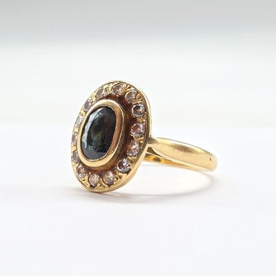 une image représentant une bague en or sertie d'un diamant noir